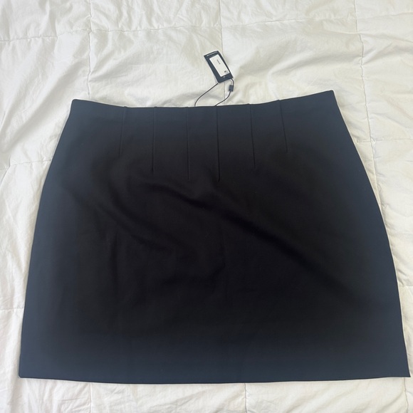 Express Elegant Black Mini Skirt - Picture 3 of 3